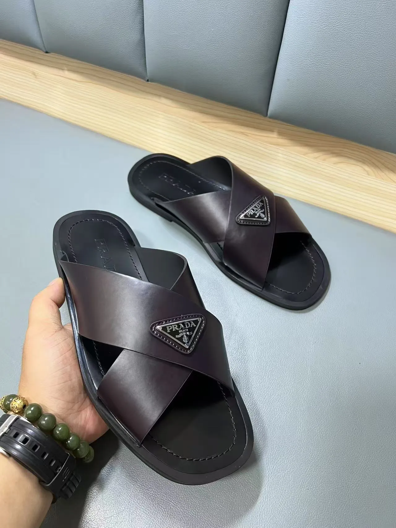 340💰PRADA Prada’s latest slippers are synchronized with the official website. This slipper is made of the brand’s unique and iconic Saffiano leather. The brand logo jumps out from the double straps, and the brand style is clearly visible. Cowhide gives men elegant charm and functional design, making it an ideal choice for vacation and leisure. Size:38-45